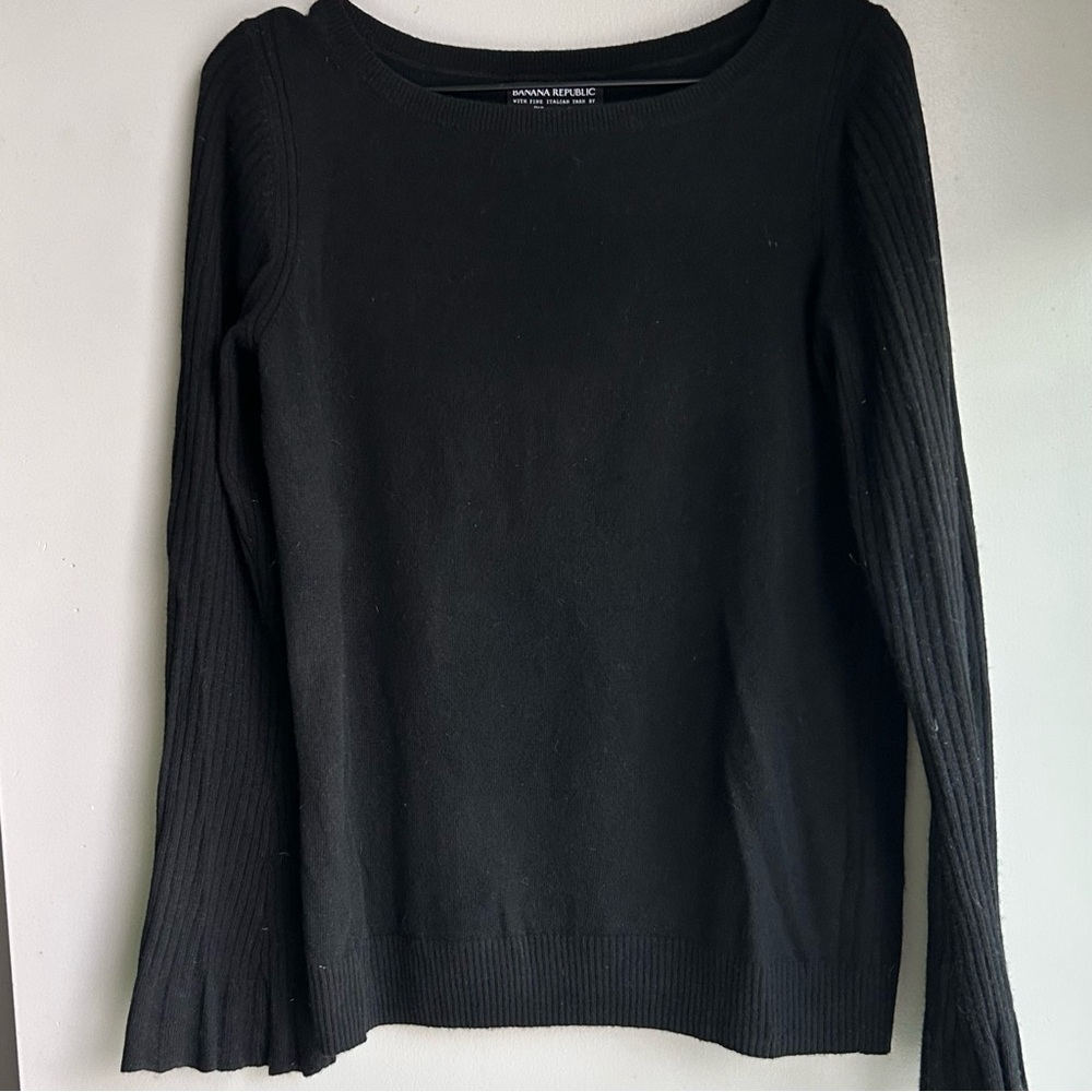BANANA REPUBLIC black merino wool sweater ribbed sleeves soft cuffs
